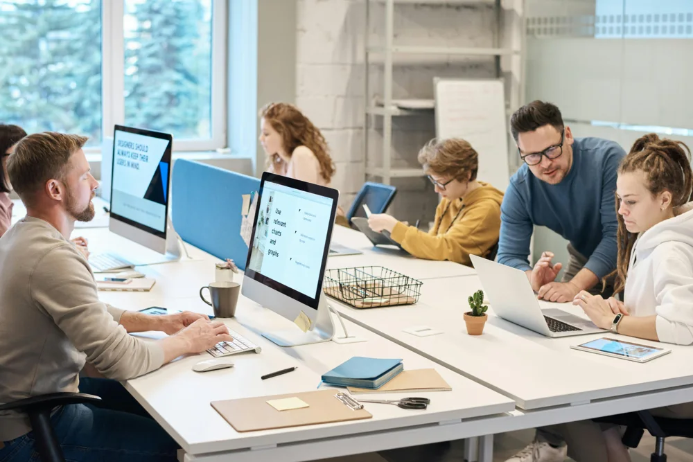 Un equipo comparte ideas alrededor de una mesa