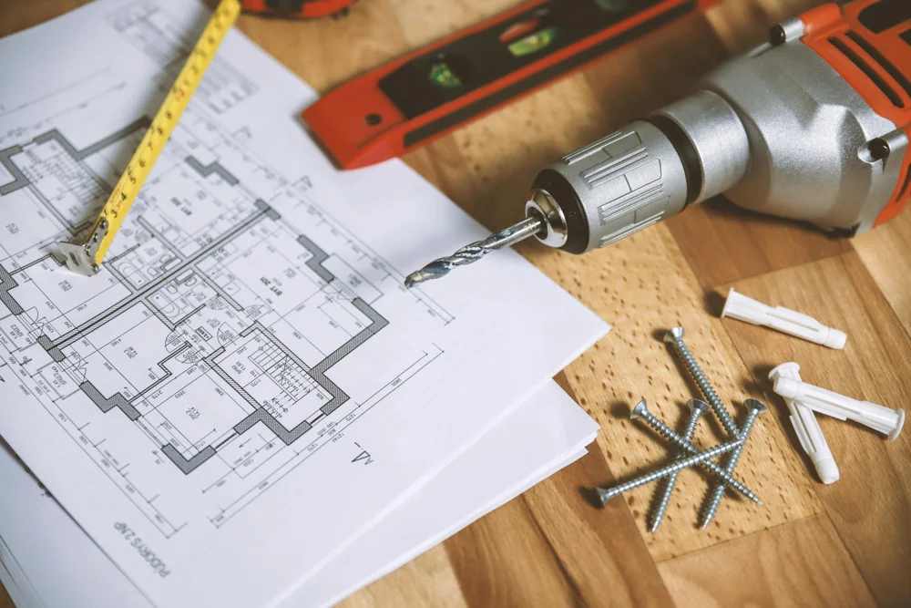 Planos y herramientas sobre una mesa