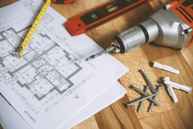 Planos y herramientas sobre una mesa